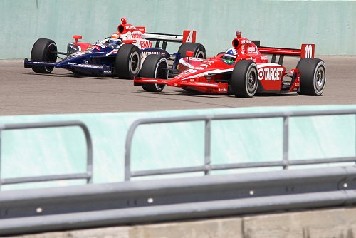 Spartelende Robert Doornbos moet drie IndyCar babes voor zich dulden